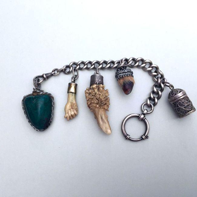 Fraisenkette / Charivari Amulette - Trachtenschmuck aus Silber, Neidfeige, Malachit, Walburga